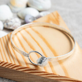 Clam Shell Loop Clasp Bangle